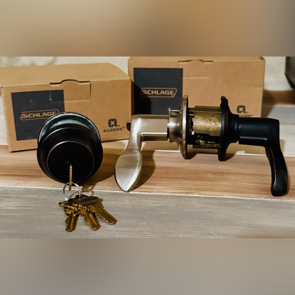 NWT Schlage Flair Lever & Single Cylinder Deadbolt Set Keyed Alike, Split Finish